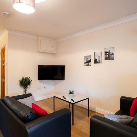 Spacious 2Br Flat In Stansted Apartment Станстед Маунтфитчет Екстериор снимка