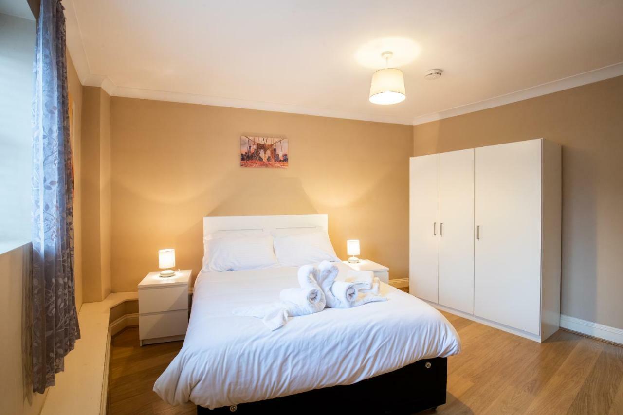Spacious 2Br Flat In Stansted Apartment Станстед Маунтфитчет Екстериор снимка