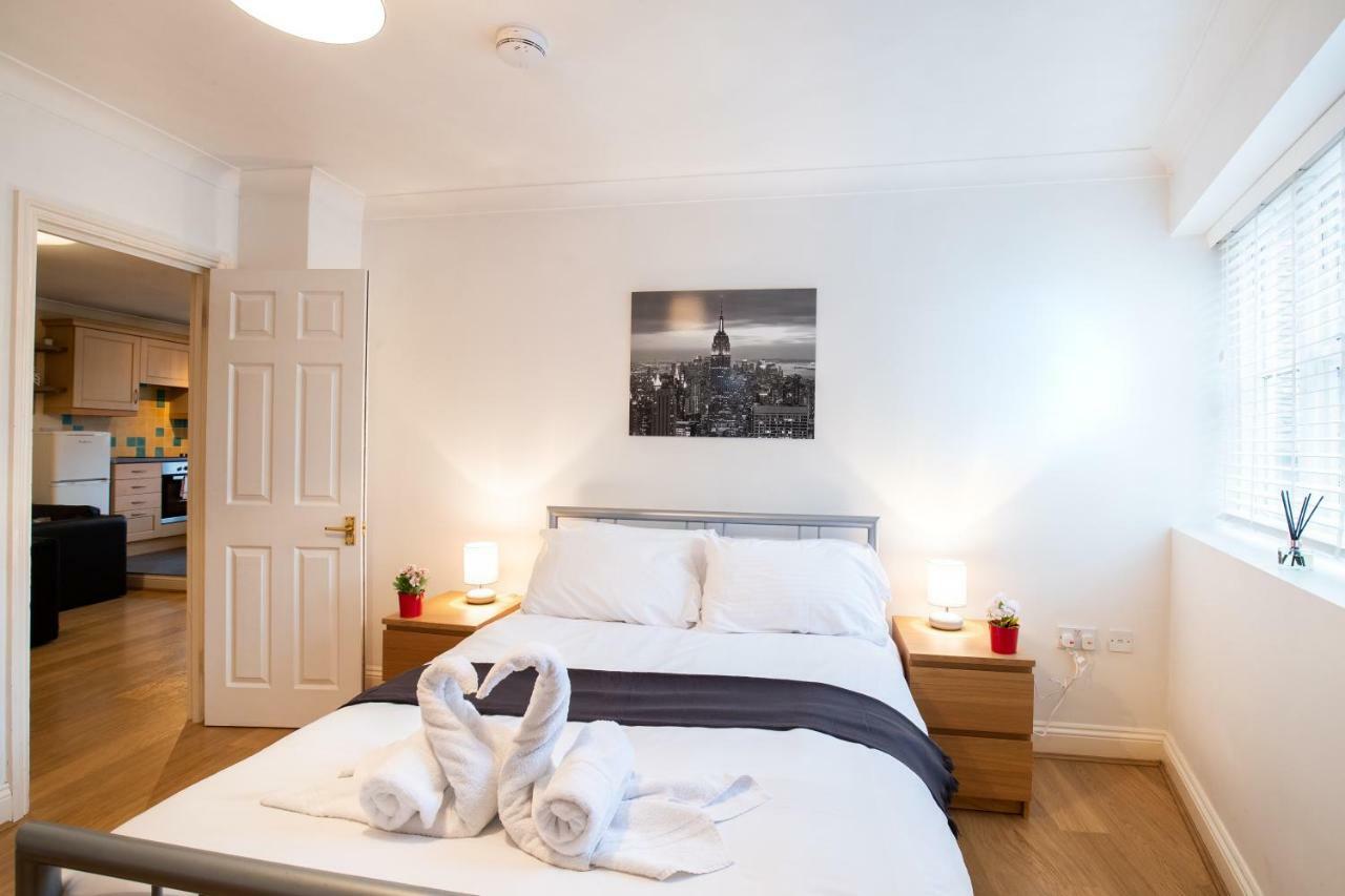 Spacious 2Br Flat In Stansted Apartment Станстед Маунтфитчет Екстериор снимка