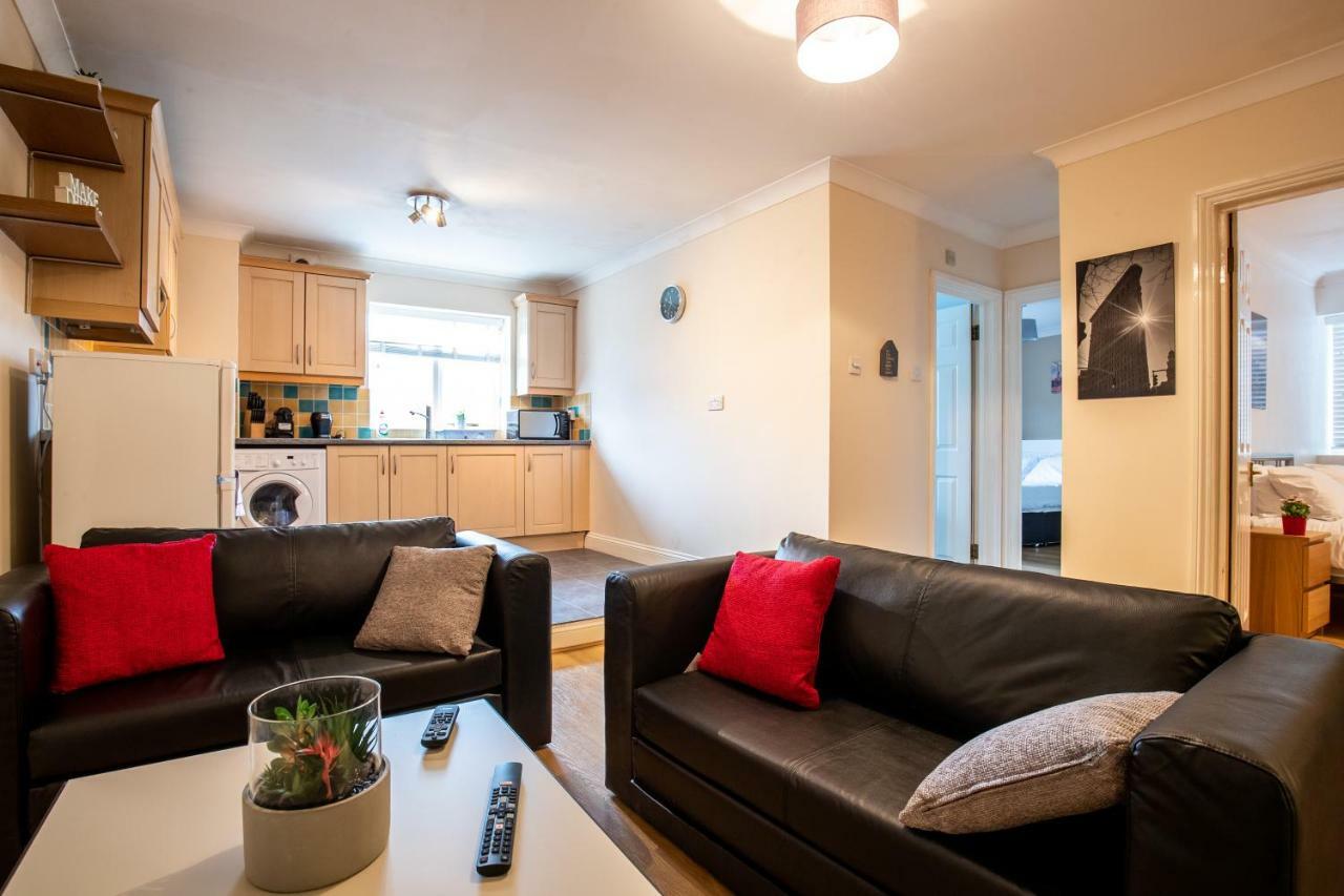 Spacious 2Br Flat In Stansted Apartment Станстед Маунтфитчет Екстериор снимка