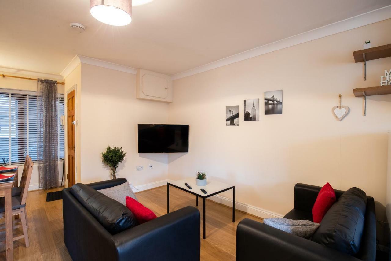 Spacious 2Br Flat In Stansted Apartment Станстед Маунтфитчет Екстериор снимка